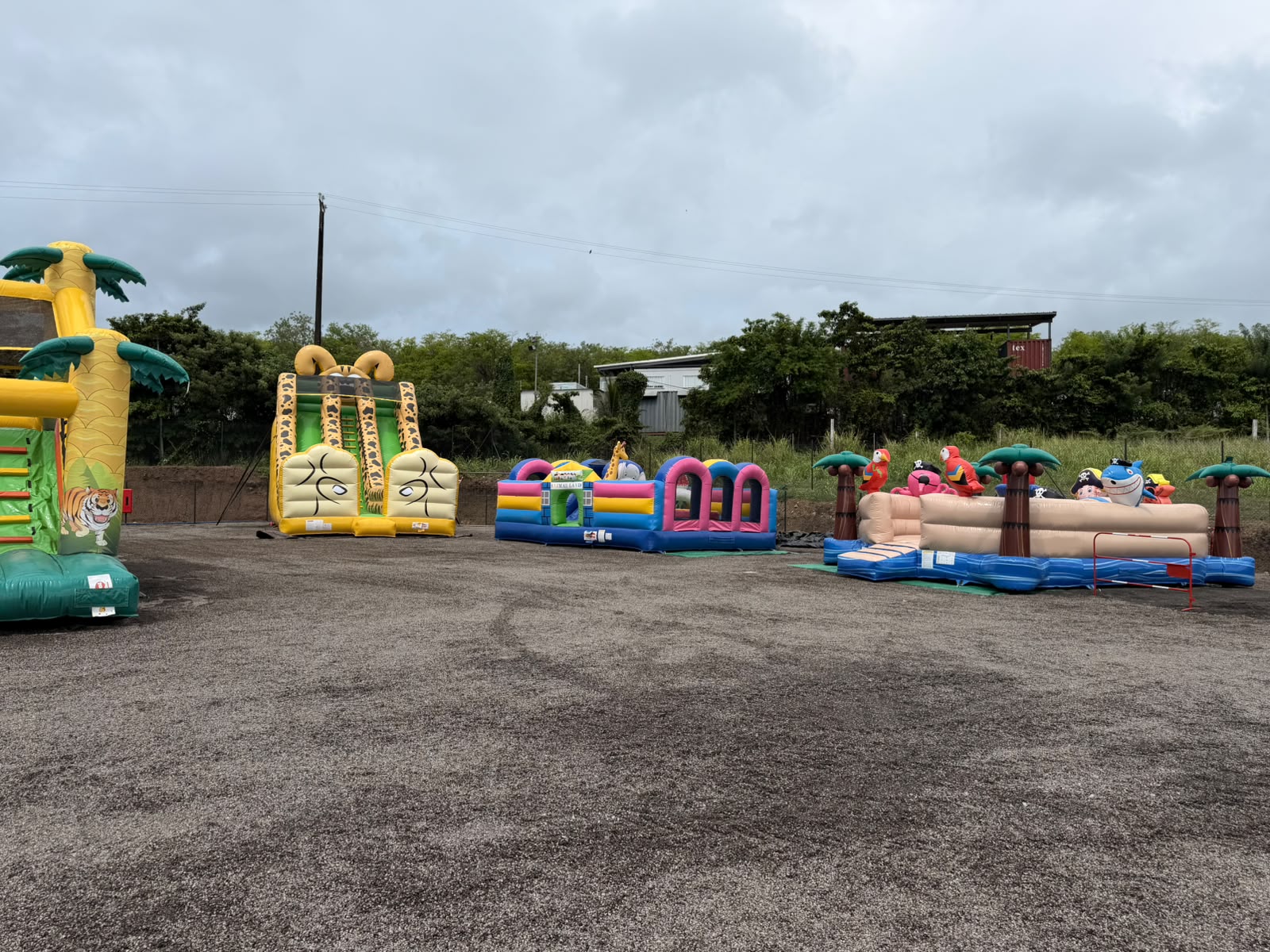 Vue panoramique des jeux gonflables du Fun Park